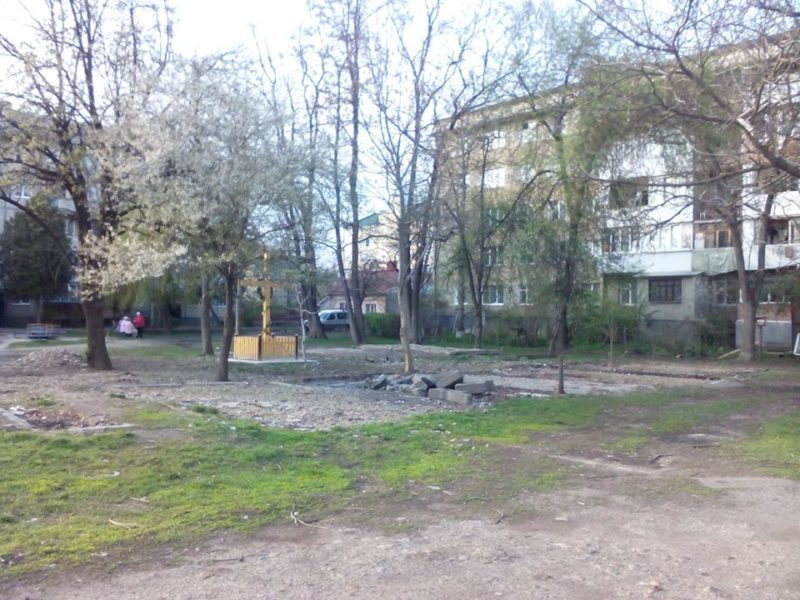 Мешканці Франківська обурені через бруд на території, де демонтували гаражі (ФОТО)