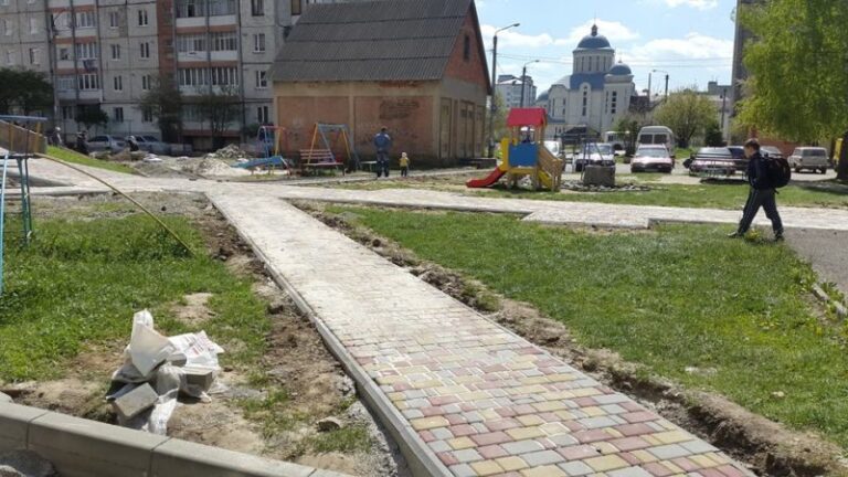 На вулиці Івасюка облаштовують двір (ФОТО)