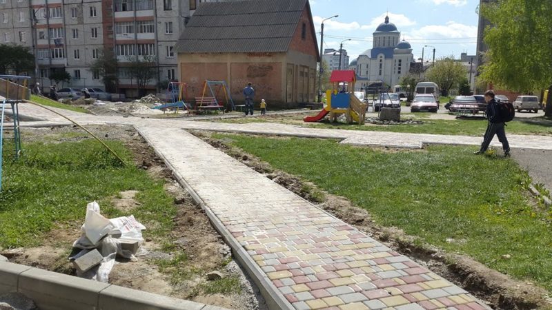 На вулиці Івасюка облаштовують двір (ФОТО)