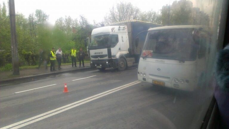 У Франківську ДТП за участі великогабаритної вантажівки (ФОТОФАКТ)