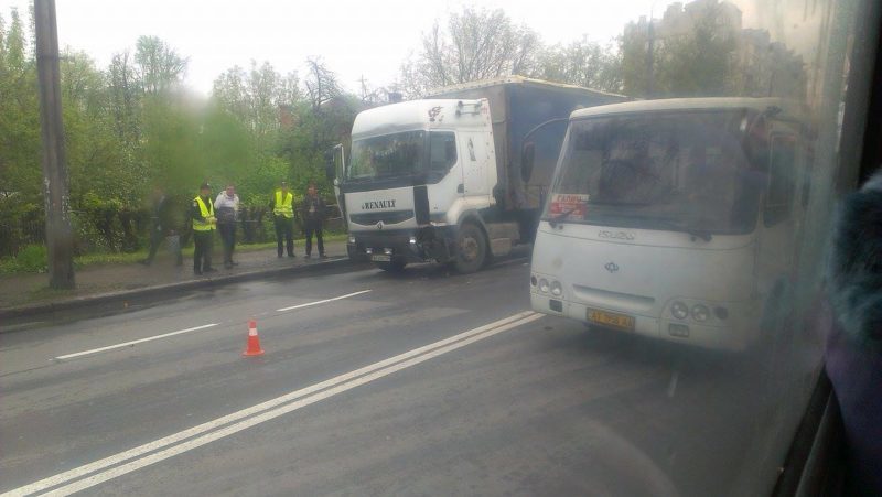 У Франківську ДТП за участі великогабаритної вантажівки (ФОТОФАКТ)