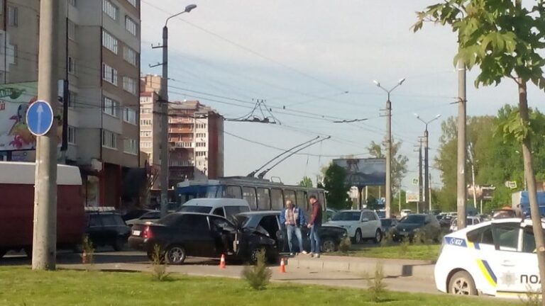 На Івасюка не розминулися дві автівки (ФОТО)