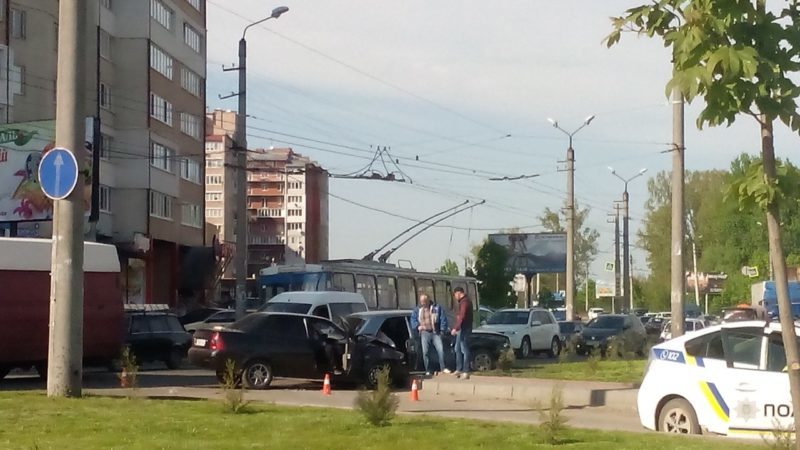 На Івасюка не розминулися дві автівки (ФОТО)