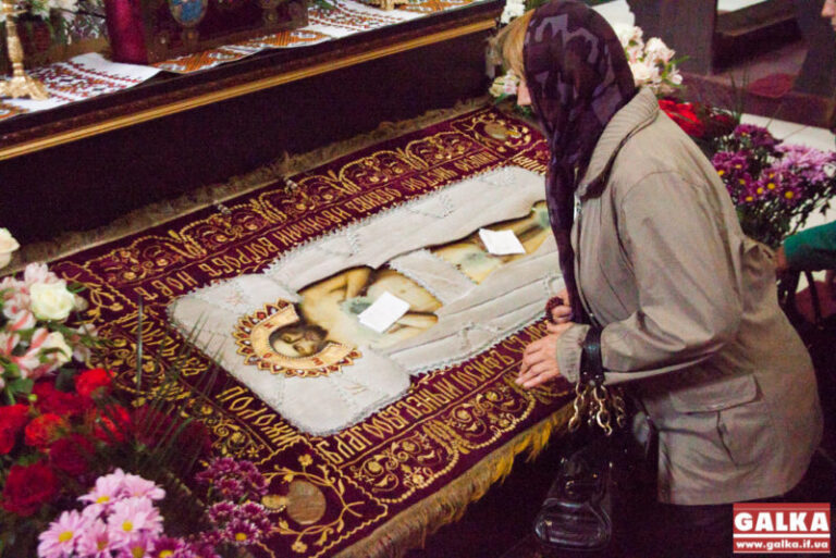 У храми міста винесуть плащаниці, але цілувати їх заборонять