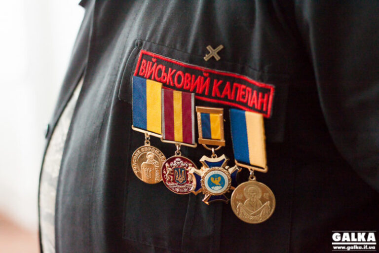 Обласні депутати просять керівництво країни прирівняти військових капеланів до учасників АТО