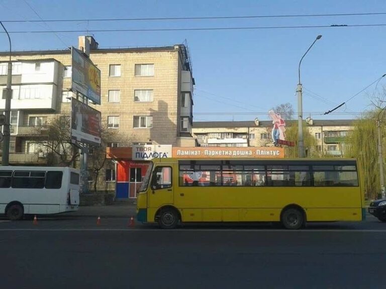 На Галицькій не розминулись легковик та маршрутка (ФОТО)