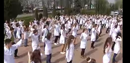Студенти-медики влаштували масову зарядку (ВІДЕО)