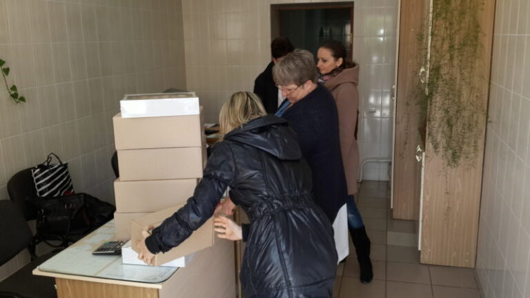 Працівники МІУК відвезли благодійну допомогу в  геріатричний пансіонат