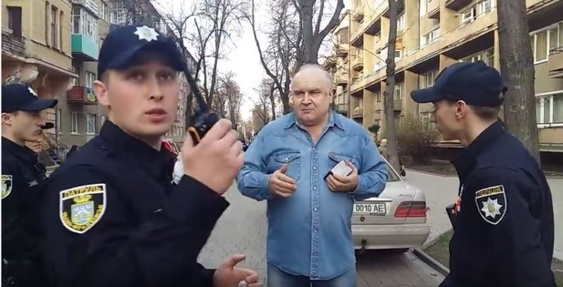 Два екіпажі патрульних не змогли змусити водія забрати свою автівку з велодоріжки на Шевченка (ВІДЕО)