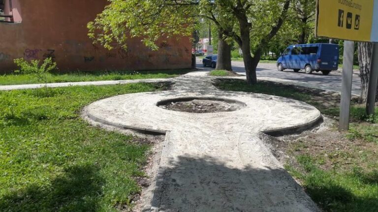 На Вовчинецькій облаштовують міні-сквер (ФОТО)