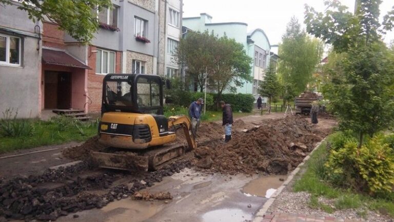 На вулиці Івасюка проводять ремонтні роботи, які можуть вирішити проблему 20-річної давності (ФОТО)