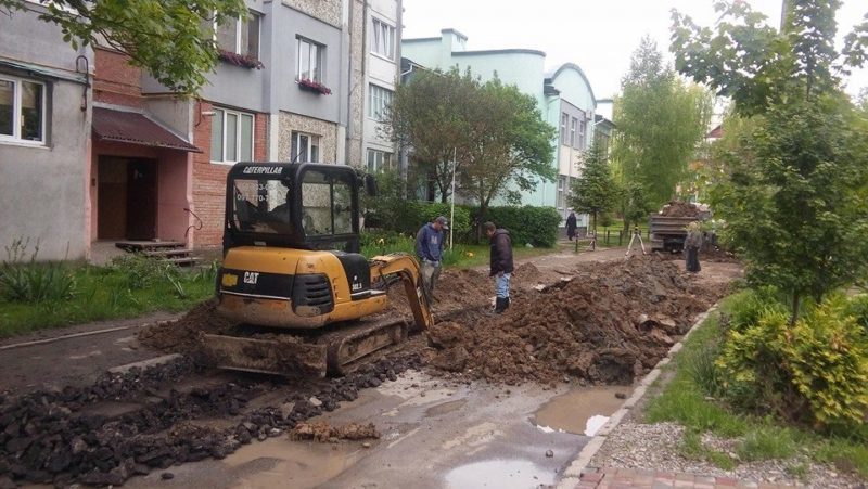 На вулиці Івасюка проводять ремонтні роботи, які можуть вирішити проблему 20-річної давності (ФОТО)