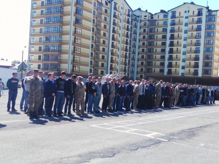 Прикарпатців урочисто провели на строкову службу в армії (ФОТО)
