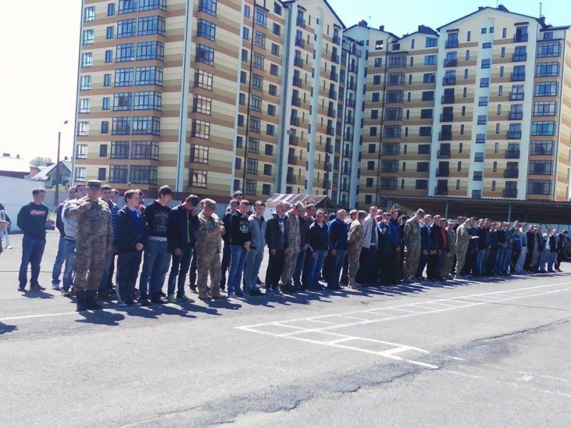 Прикарпатців урочисто провели на строкову службу в армії (ФОТО)