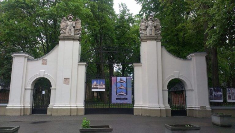 На брамі Палацу Потоцьких франківцям показують втрачене місто (ФОТО)