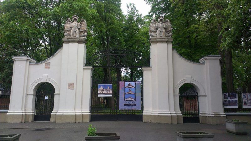 На брамі Палацу Потоцьких франківцям показують втрачене місто (ФОТО)