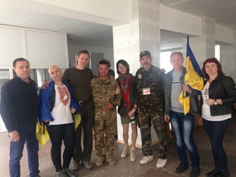 Не позорьте украинские флаги, – прокурор до групи підтримки учасника АТО з Прикарпаття, якого звинувачують у замаху на злочин