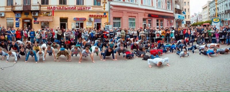 У Франківську чоловік відтиснувся від землі чотири тисячі разів (ФОТО)