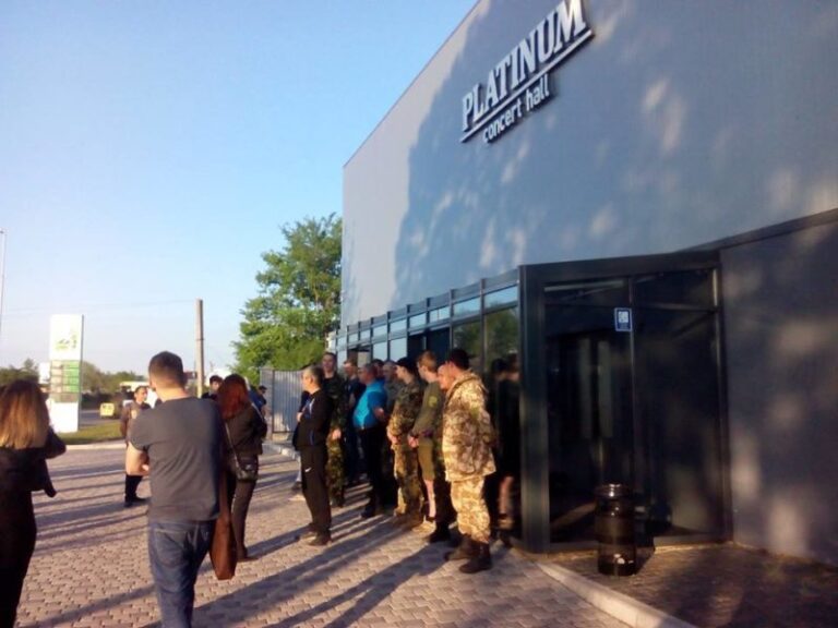 Місцеві активісти зірвали концерт Світлани Лободи у Франківську (ФОТО, ВІДЕО)
