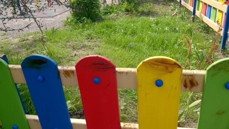 Через витівку літніх мешканців Франківська діти псують одяг (ФОТО)