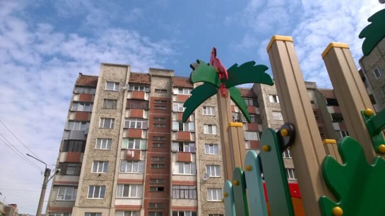 Франківці створили петицію, щоб оновити дитячий майданчик