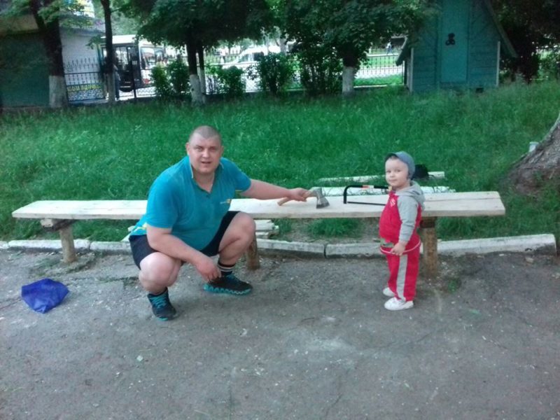 У Франківську богатир відновив дві лавочки – цвяхи забивав руками (ФОТО)