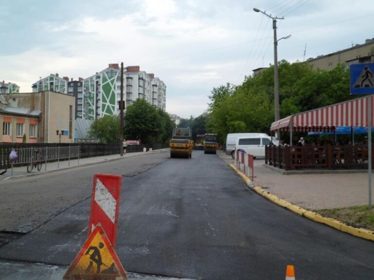 На вулиці Целевича вистеляють другий шар асфальту (ФОТО)