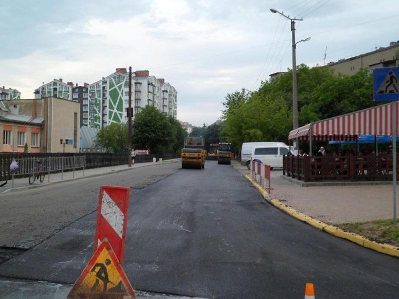 На вулиці Целевича вистеляють другий шар асфальту (ФОТО)