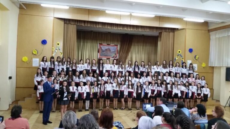 Франківським школярам, які перемогли на олімпіадах, подарували книги (ФОТО)