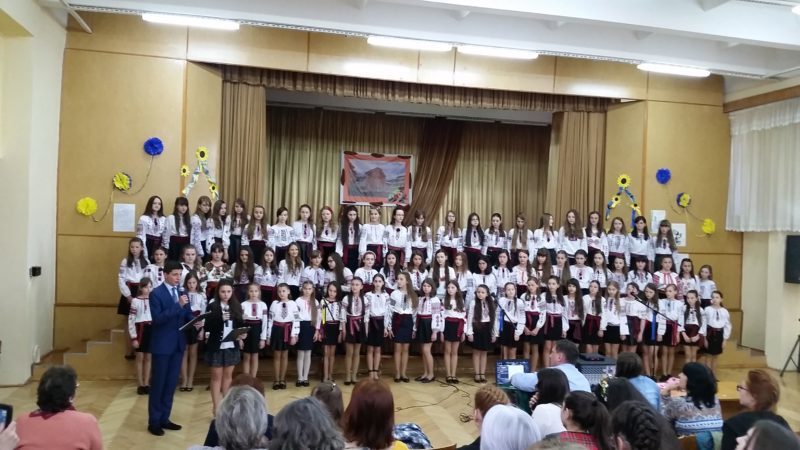 Франківським школярам, які перемогли на олімпіадах, подарували книги (ФОТО)