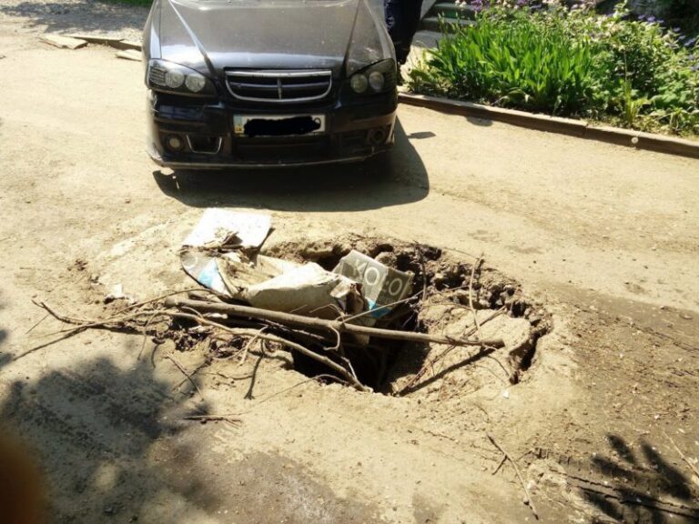 Через яму на франківській дорозі ламаються автівки (ФОТО)