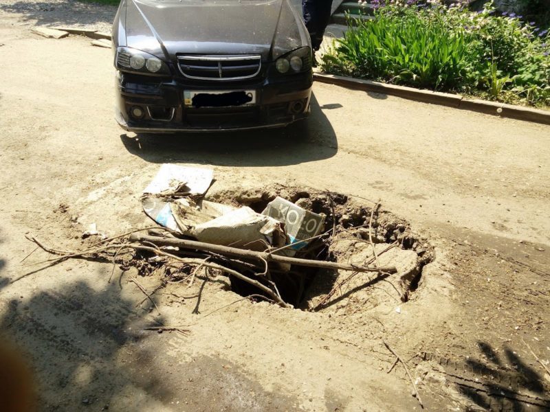 Через яму на франківській дорозі ламаються автівки (ФОТО)
