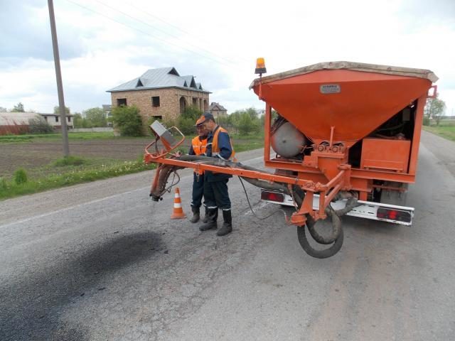 На прикарпатських дорогах ліквідовують ямковість (ФОТО)