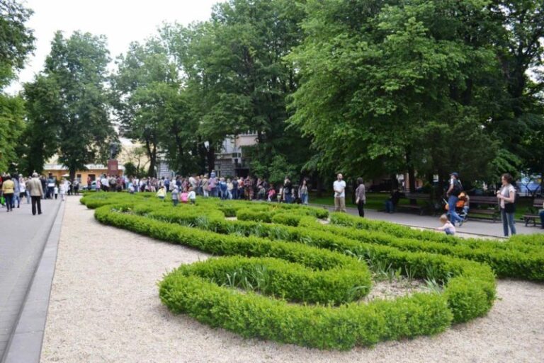 У  сквері Міцкевича ввечері не працюватимуть ліхтарі