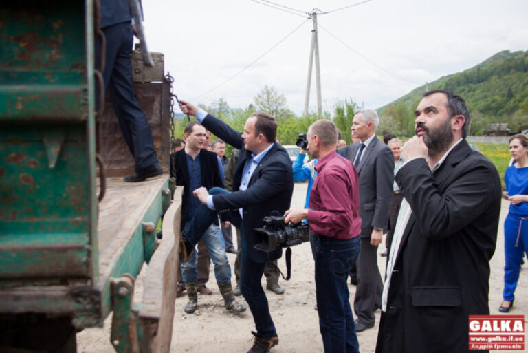 Прикарпатці возили міністра екології в кузові вантажівки (ВІДЕО)