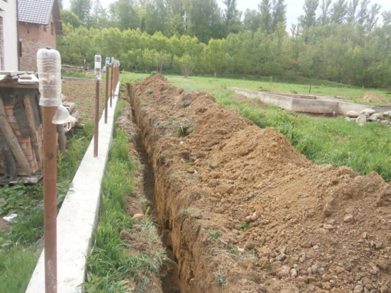 На кількох вулицях Надвірної реконструюють водогін (ФОТО)