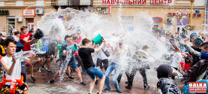 “Отримати відро води в обличчя, бо свєто – це насильство”, – франківців просять утриматися від хаотичного обливання у Поливаний понеділок (ВІДЕО)