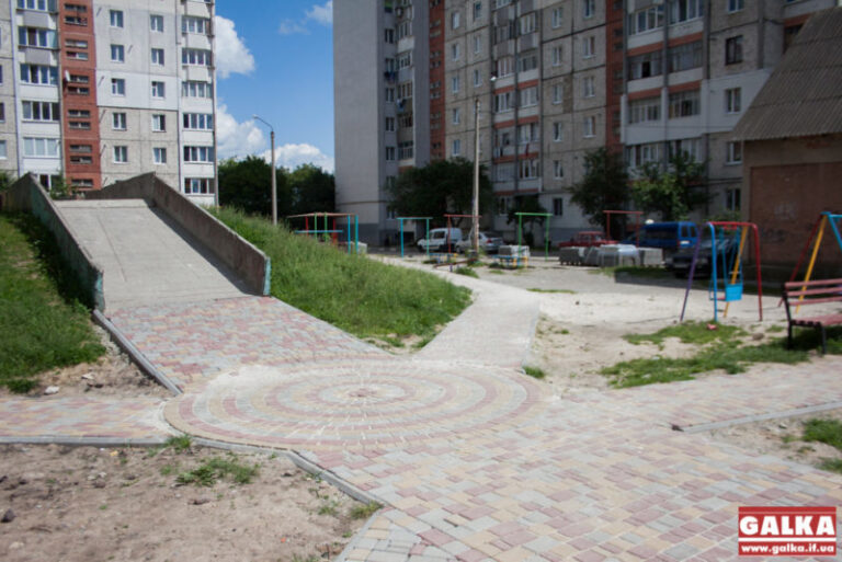 На вулиці Івасюка облагороджують двір (ФОТО)
