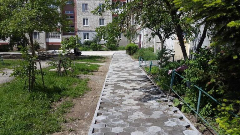 Двір на Молодіжній викладають новою бруківкою (ФОТО)