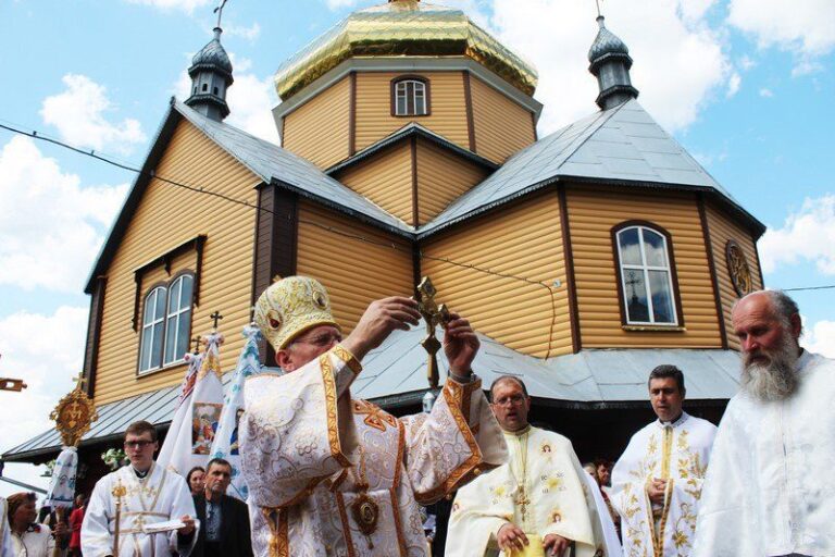 У прикарпатській церкві освятили дзвіницю (ФОТО)