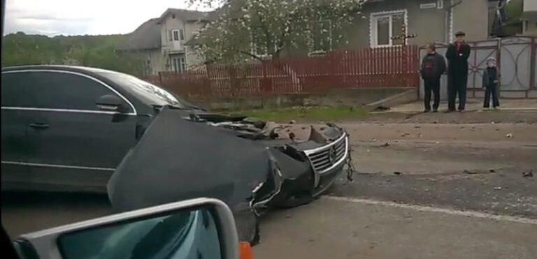 Під Івано-Франківськом у ДТП розбилися дві елітні іномарки (ВІДЕО)