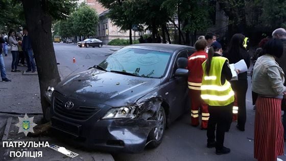 В Івано-Франківську нетверезий водій в’їхав в електроопору, два дерева та ще одну автівку (ФОТО)