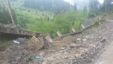 На прикарпатській автодорозі виникла загроза зсуву (ФОТО)