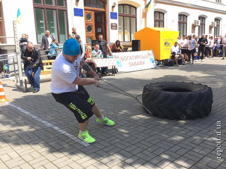 У Франківську силачі із Західної України тягали 180-кілограмові колеса