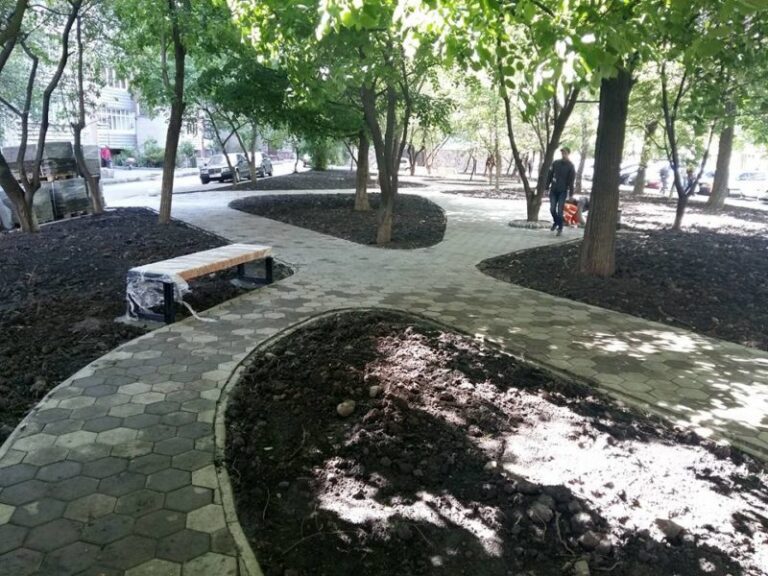 Франківців обурює занепад відремонтованого раніше скверу