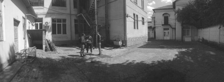 В Івано-Франківську мешканці самотужки перетворюють двір на публічний простір