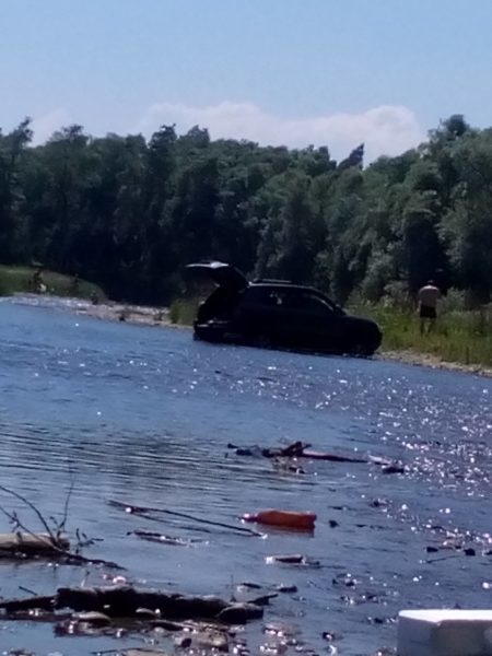 На Бистриці горе-водій мало не втопив свого джипа (ФОТО)