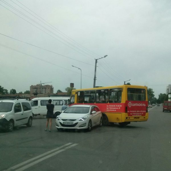 На Мазепи маршрутка в’їхала у легковик (ФОТОФАКТ)