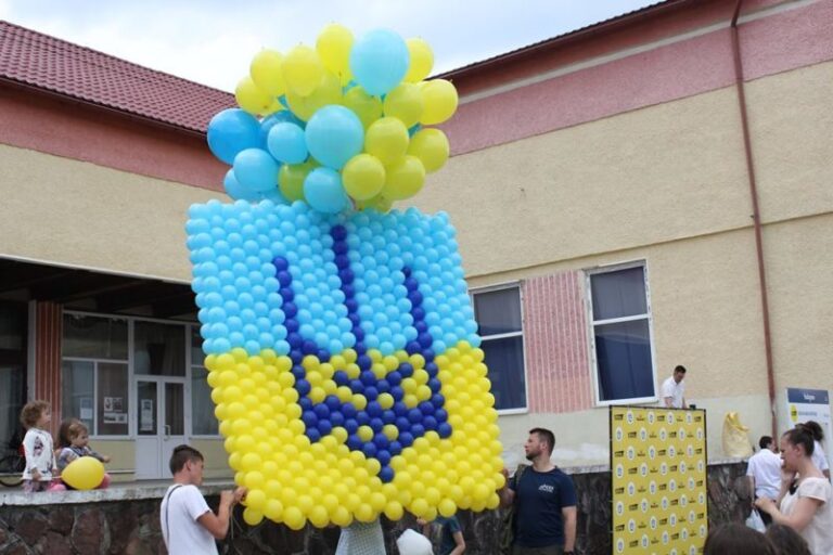 Долиняни запустили в небо прапор із повітряних кульок (ФОТО)