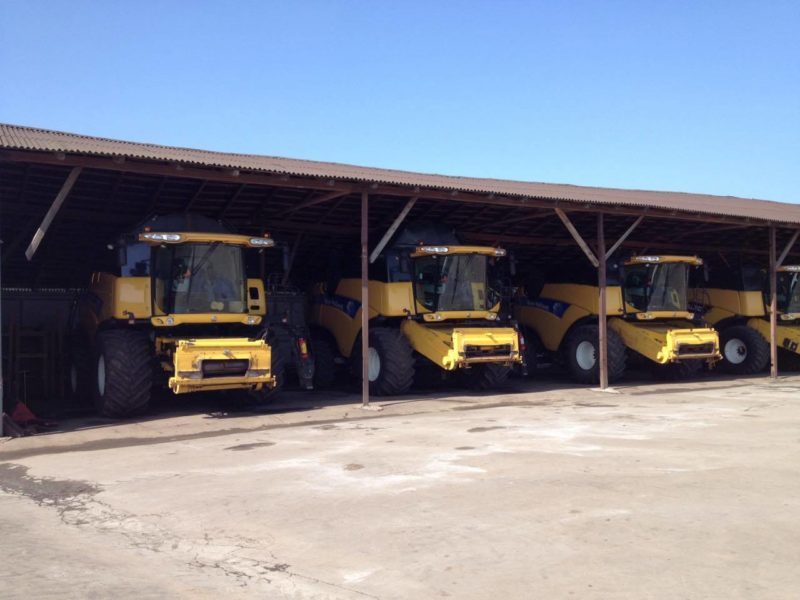 Депутатам обласної ради показали техніку, якою обробляють прикарпатські поля (ФОТО)